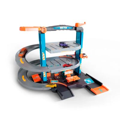 le circuit Hot Wheels avec des petites voitures et une rampe