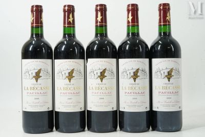 quatre bouteilles de vin sont alignées sur une surface blanche
