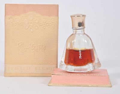 an image of a bottle of perfume sitting next to a box