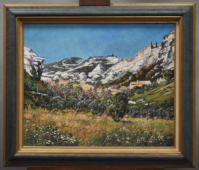 un tableau représentant une montagne avec un village en arrière-plan