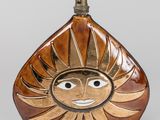 une image représentant une lampe sur laquelle est dessiné un visage