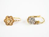 une paire de boucles d'oreilles en or et diamants sur fond blanc