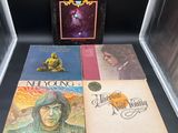 Trois albums vinyles de Neil Young et de son groupe sont exposés