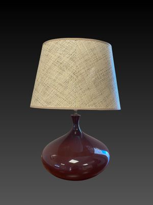 une photo d'une lampe de table équipée d'un abat-jour en burlock