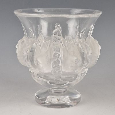 un vase en verre transparent orné d'un motif floral