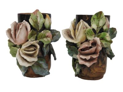 deux vases ornés de fleurs sur fond blanc