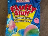 un gros plan sur un sachet de bonbons posé sur une table