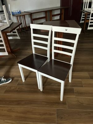 deux chaises placées au milieu d'une pièce