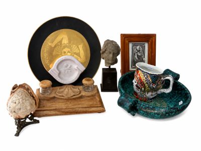 une tasse et une soucoupe, ainsi qu'une assiette décorée d'un motif