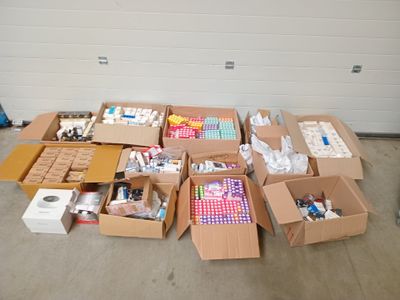 un grand nombre de cartons posés sur le sol
