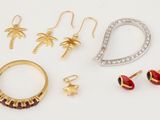 une collection de bijoux comprenant des boucles d'oreilles, des bagues et des bagues