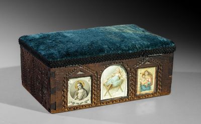 une boîte sur laquelle figurent des photos de personnes, posée sur une table