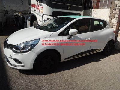 La petite voiture blanche est garée devant un camion.