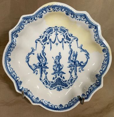MOUSTIERS Drageoir de forme Louis XIV présentant un décor "à…