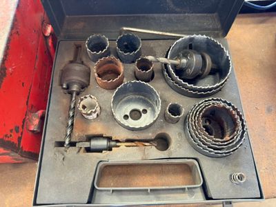 une boîte à outils qui contient tout un tas d'outils