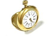 une montre de poche en or avec des chiffres romains