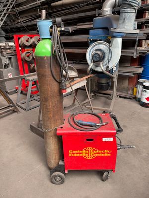 une machine rouge qui est garée dans le garage
