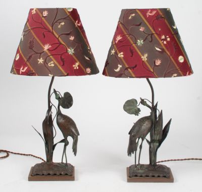 une paire de lampes ornées d'oiseaux et de fleurs sur un fond blanc