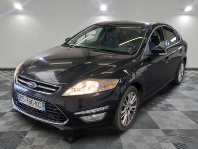 la photo d'une voiture noire garée dans une salle d'exposition