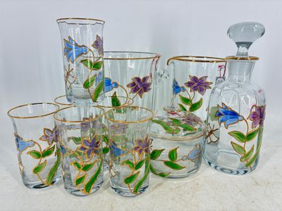 un ensemble de verres et de vases posés sur une table