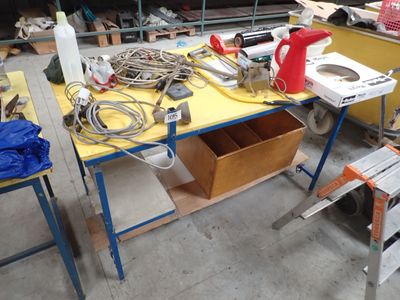 un établi avec des outils dans un garage