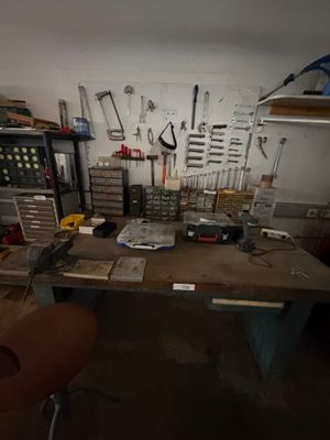 Établi métallique, plateau en bois et panneaux perforées avec outillag - Photo 1