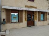 un bâtiment sur lequel est accrochée une enseigne indiquant « Le Pecacions »
