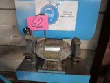 une machine posée sur une table, sur laquelle est accrochée une pancarte
