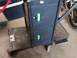 une photo représentant un chariot sur lequel est posée une boîte, dans un garage
