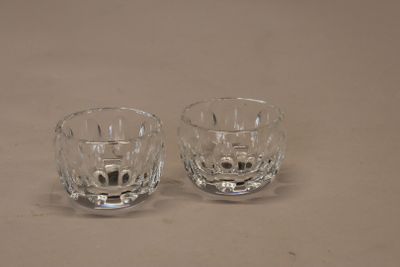 deux verres posés l'un à côté de l'autre sur une table