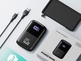 une boîte sur laquelle se trouvent un téléphone et un chargeur