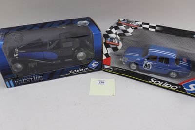 deux jouets emballés, une voiture bleue et une boîte à carreaux noirs et blancs