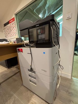 une imprimante posée sur un bureau