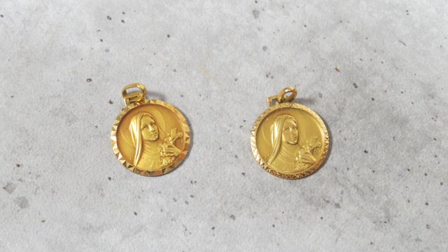 Deux médailles religieuses rondes en or 750‰. En règle. Poids bru...
