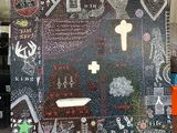 la photo d'une photo représentant une croix posée sur une table