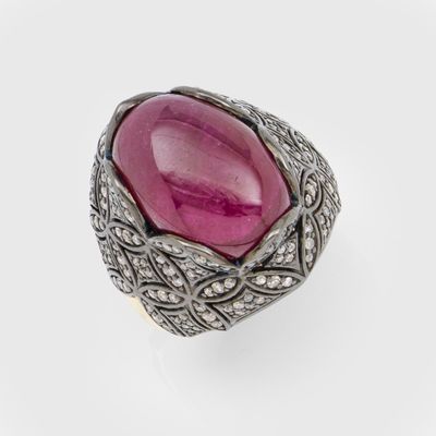 Gros plan sur une bague ornée d'une pierre rose
