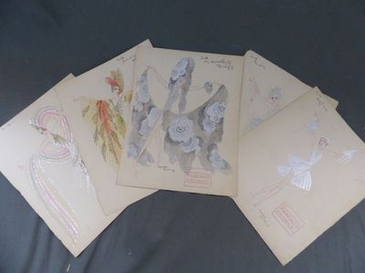 quatre cartes sur lesquelles sont représentées des femmes et des fleurs, sur un fond noir