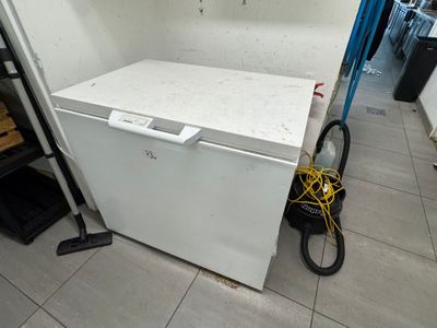 un réfrigérateur blanc posé dans le coin d'une pièce