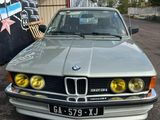 une photo d'une voiture garée devant un immeuble