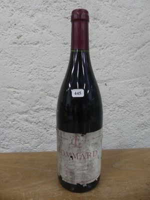 une bouteille de vin posée sur une table