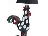 une lampe en forme de coq, en noir et blanc, avec un abat-jour noir