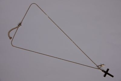 CROIX en métal doré et CHAINE en métal doré et petite croix …