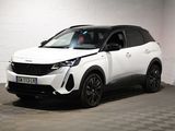 Le SUV blanc est garé dans un garage dont le sol est à damier.