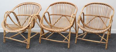 trois chaises en osier placées les unes à côté des autres sur un sol recouvert de moquette