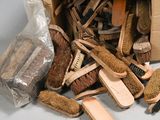 une boîte remplie de pinceaux, posée sur une table