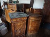 un bureau au plateau en marbre dans une pièce remplie de meubles