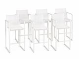 quatre tabourets de bar blancs avec accoudoirs et dossier, sur fond blanc
