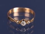 Gros plan sur une bague en or ornée d'un diamant
