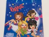 un sac de courses bleu sur lequel figure une photo des filles