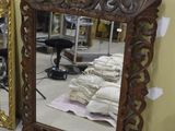 deux miroirs placés l'un à côté de l'autre dans une pièce